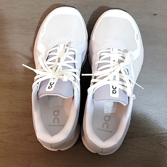 On Running - CloudRunner 2 size 8 Wide - Picture 6 of 7